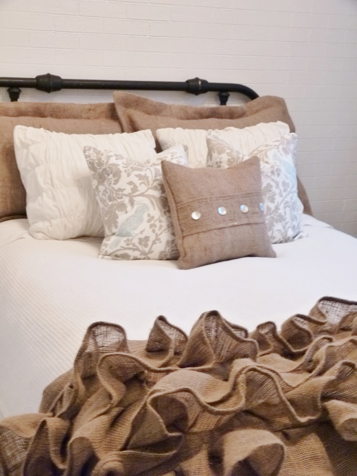 d i y d e s i g n: Sewing With Burlap