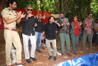 Prakash Jha, Arjun Rampal, Abhay Deol at promotion of movie 'Chakravyuh' in different way 