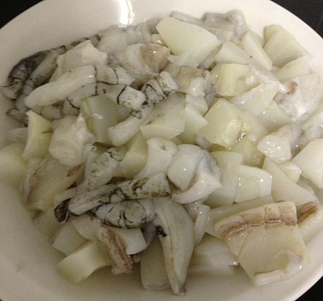 SEPIAS CON ALCACHOFAS Y PATATAS