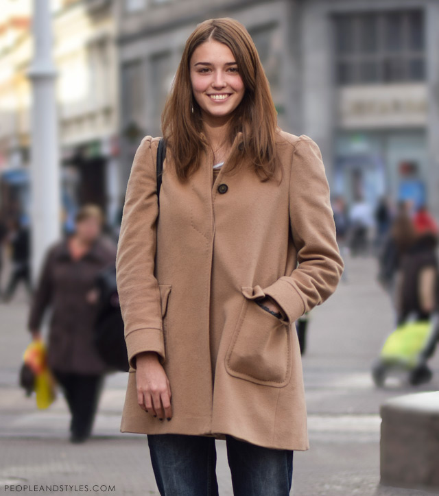 Ana Maria Jelavić, how to wear distressed boyfriend jeans in winter - a line coat and slip on sneakers,, kako nositi podrapane trpaperice zimi, street fashion Zagreb, ulična moda Zagreb, peopleandstyles.com