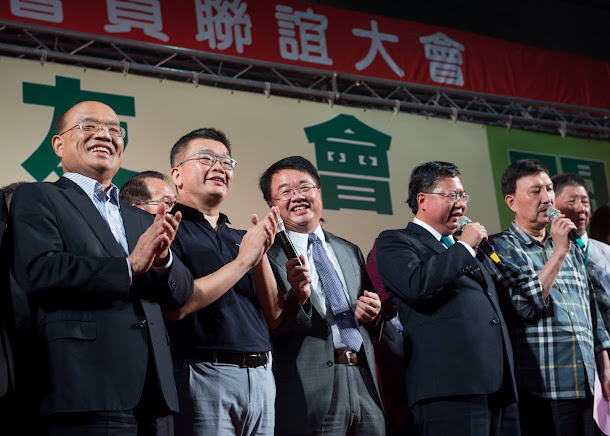 針對賴清德接閣揆,以及民進黨新北市黨部余天(右二)公開向中央喊話讓吳秉叡出來試試看,是否代表民進黨新北市長參選人明朗化,不但藍營認為不可對任何可能掉以輕心,綠營內部也仍有不同看法。 針對賴清德接閣揆,以及民進黨新北市黨部余天(右二)公開向中央喊話讓吳秉叡出來試試看,是否代表民進黨新北市長參選人明朗化,不但藍營認為不可對任何可能掉以輕心,綠營內部也仍有不同看法。