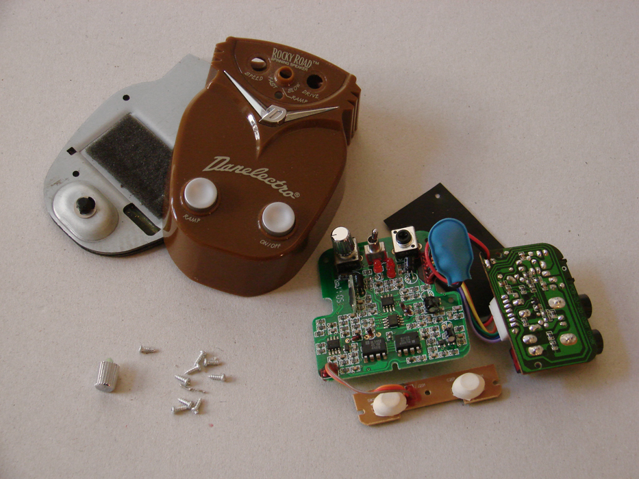 gUitarREN Rehousing a Danelectro pedal