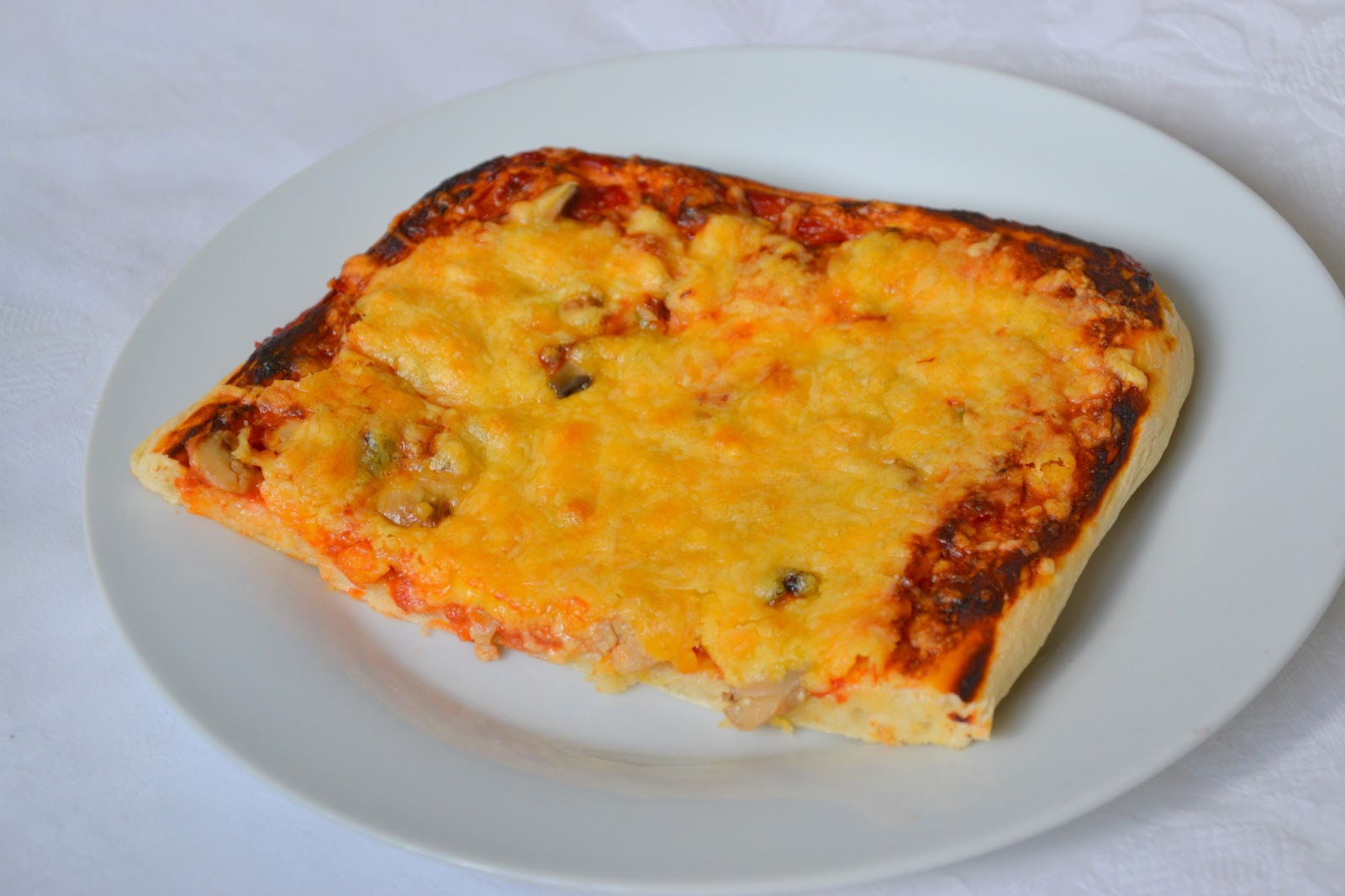 Palavras que enchem a barriga Pizza com pimentos e cogumelos para uma