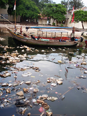 Sea pollution images - Jakarta Bay, moaning crushed Pollutants, Sea Pollution Image, Indonesia, Industrial Pollution, water pollution images