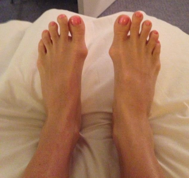Девушка из Канады любит свои пальцы ног 