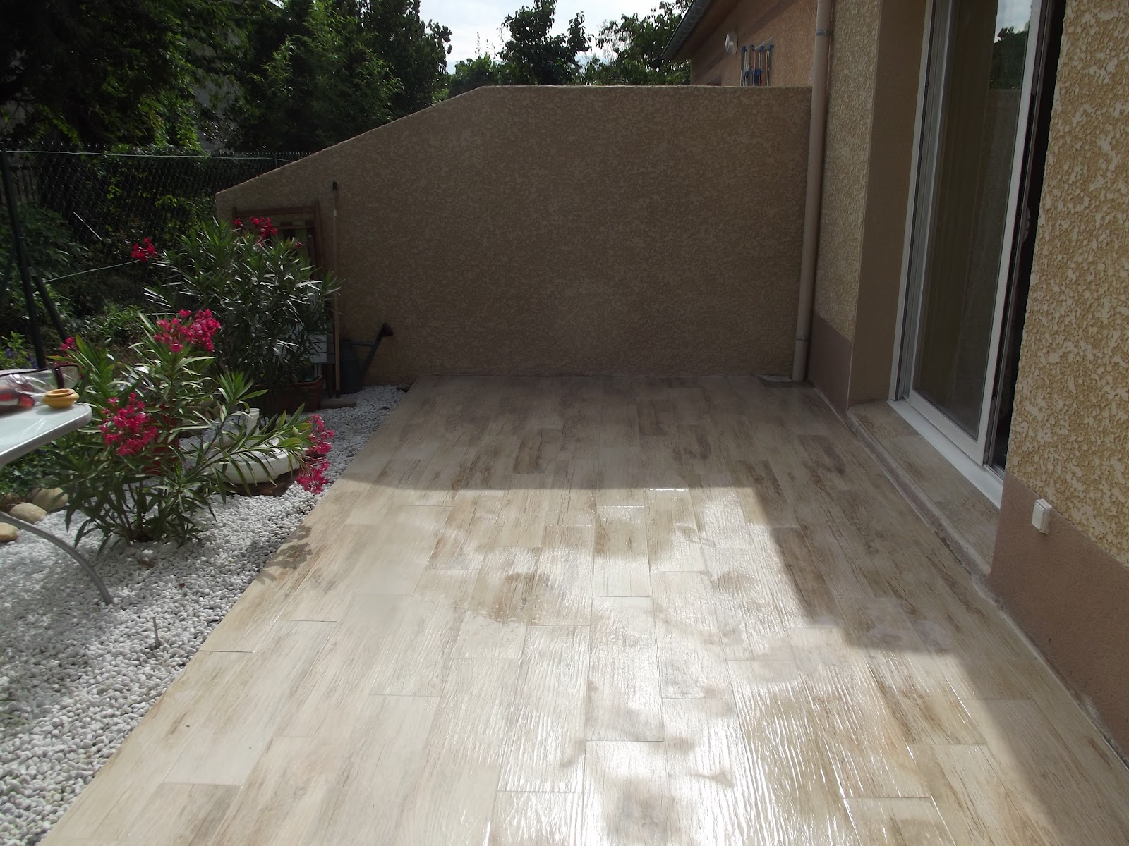 Carrelage Création Terrasse avec des carreaux imitation bois Carrelage Création Terrasse avec des carreaux imitation bois