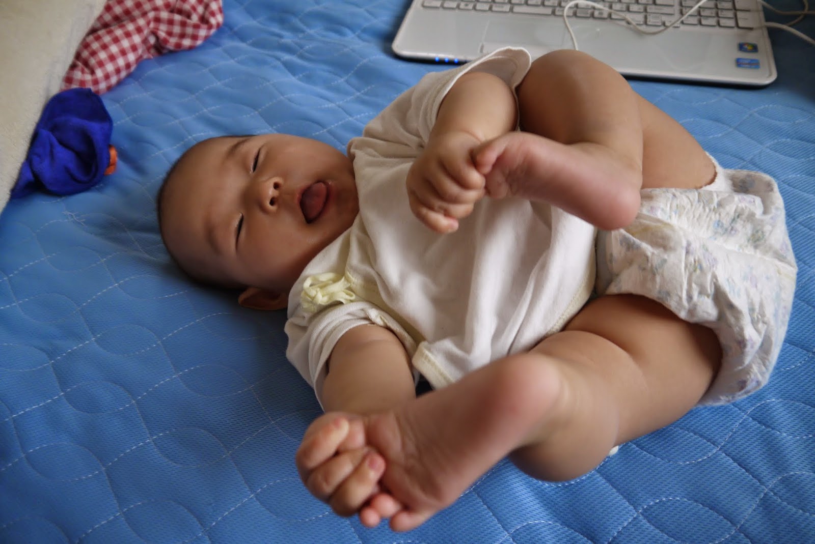 ちいままの育児書 赤ちゃんがついに手で両足をつかんだ 生後４か月