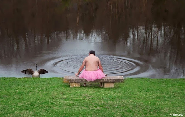 Hombre se pone un tutú rosa y viaja por el mundo esposa lucha contra el cáncer de mama