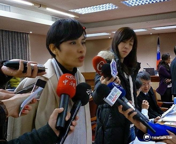 客委會主委李永得因為到超商買飲料時穿夾腳拖就遭警方盤查,他的妻子、立委邱議瑩痛批警方說法很瞎,並認為警方勤務教育不足。 客委會主委李永得因為到超商買飲料時穿夾腳拖就遭警方盤查,他的妻子、立委邱議瑩痛批警方說法很瞎,並認為警方勤務教育不足。