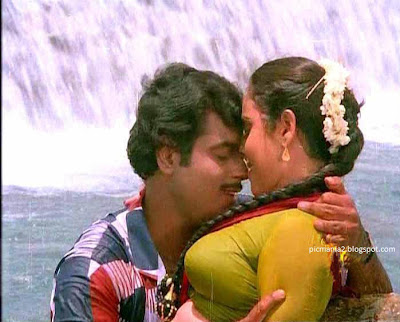 Geetha wet Hot boomb  press pic and cleavage
