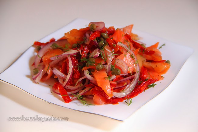 Салат с  копченым лососем и вялеными помидорами