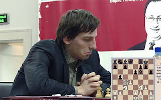 Echecs à Kazan : le Russe Alexander Grischuk surpris par la nouveauté 9...b5 dans la partie 3 Echecs à Kazan : le Russe Alexander Grischuk surpris par la nouveauté 9...b5 dans la partie 3