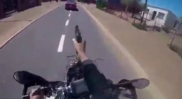 ΚΙΝΗΜΑΤΟΓΡΑΦΙΚΗ ΚΑΤΑΔΙΩΞΗ: ΜΟΤΟΣΙΚΛΕΤΙΣΤΗΣ ΑΣΤΥΝΟΜΙΚΟΣ ΠΥΡΟΒΟΛΕΙ ΤΟΝ ΥΠΟΠΤΟ ΜΕΣΑ ΣΤΟΥΣ ΔΡΟΜΟΥΣ ΚΙΝΗΜΑΤΟΓΡΑΦΙΚΗ ΚΑΤΑΔΙΩΞΗ: ΜΟΤΟΣΙΚΛΕΤΙΣΤΗΣ ΑΣΤΥΝΟΜΙΚΟΣ ΠΥΡΟΒΟΛΕΙ ΤΟΝ ΥΠΟΠΤΟ ΜΕΣΑ ΣΤΟΥΣ ΔΡΟΜΟΥΣ