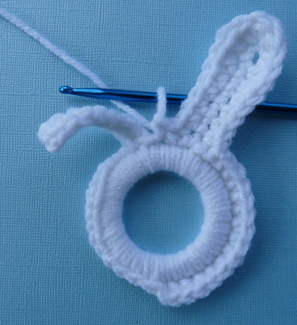 Whiskers & Wool Easter Bunny Ring Decoration Free Pattern