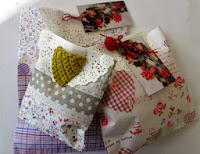 http://thelittletreasures.blogspot.com/2013/12/diy-paper-gift-bags-tutorial.html