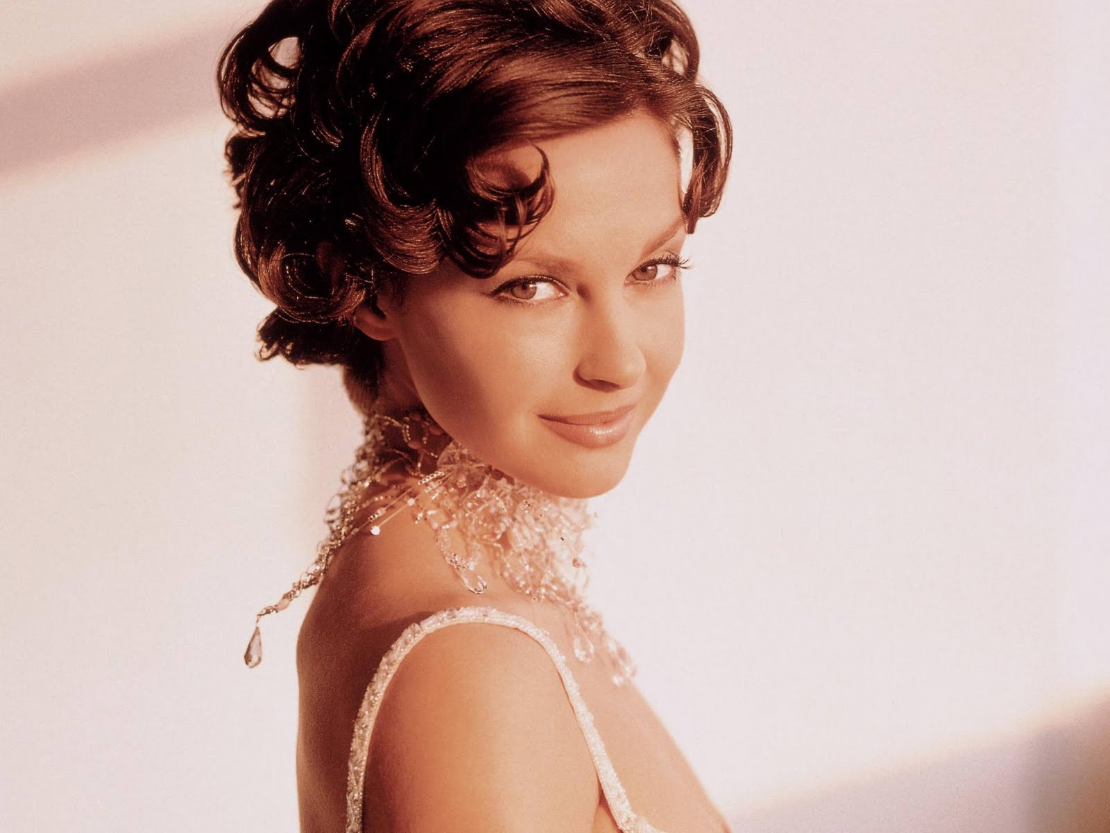 Ashley Judd Hot Pictures, Photo Gallery & Wallpapers1600 x 1200
