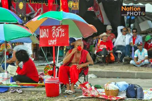 NationPhoto 14 พฤษภาคม 2014 เวลา 17:10 น.บรรยากาศกลุ่มผู้ชุมนุมนปช.เสื้อแดงท่ามกลางอากาศร้อนเกือบ 40 องศา บริเวณถนนอุทยาน หรือ ถนนอักษะ อ.พุทธมณฑล จ.นครปฐม Photographer ศุภกฤต คุ้มกัน (Suphakit Khumkun) #nationphoto