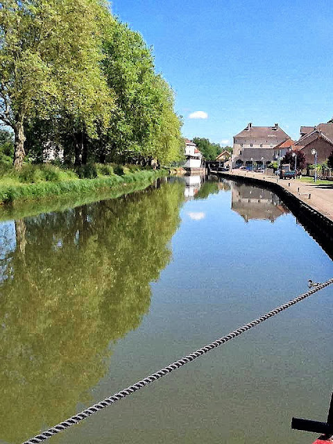 A quiet day on the canal in Port sur Saone.