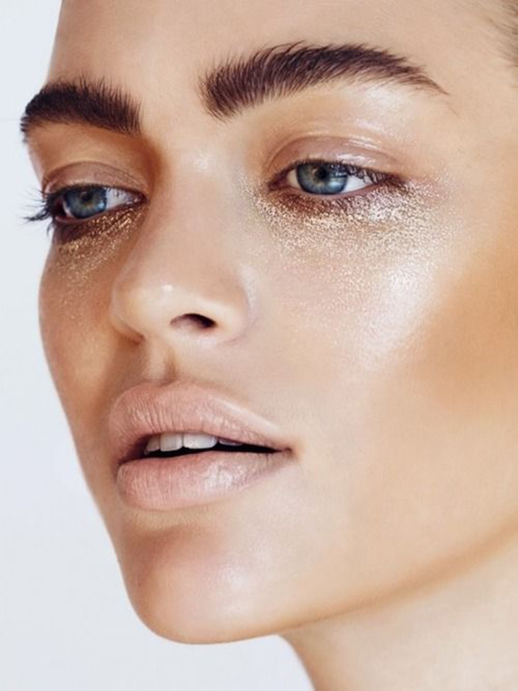 Shanina Shaik, beauty look, metallic under eyes, bushy eyebrows Shanina Shaik, beauty look, metallic under eyes, bushy eyebrows