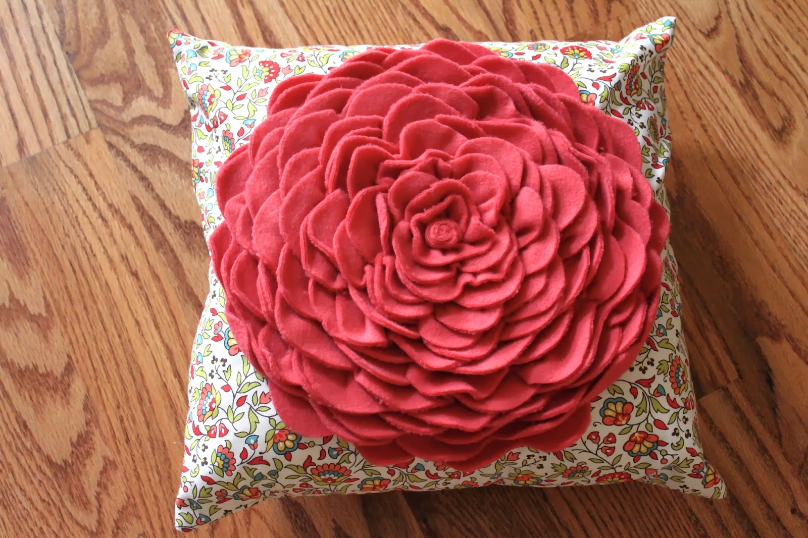 Anna Elizabeth Made Fleece Flower Pillow {Tutorial}