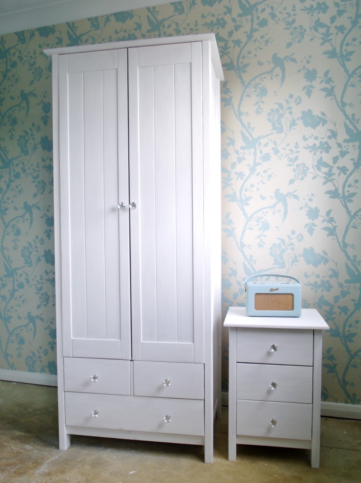 Featured image of post Duck Egg Wallpaper B M Realised in complementary tones this stylish contemporary wallpaper is shown here in shades of duck egg blue and grey other colourways are available