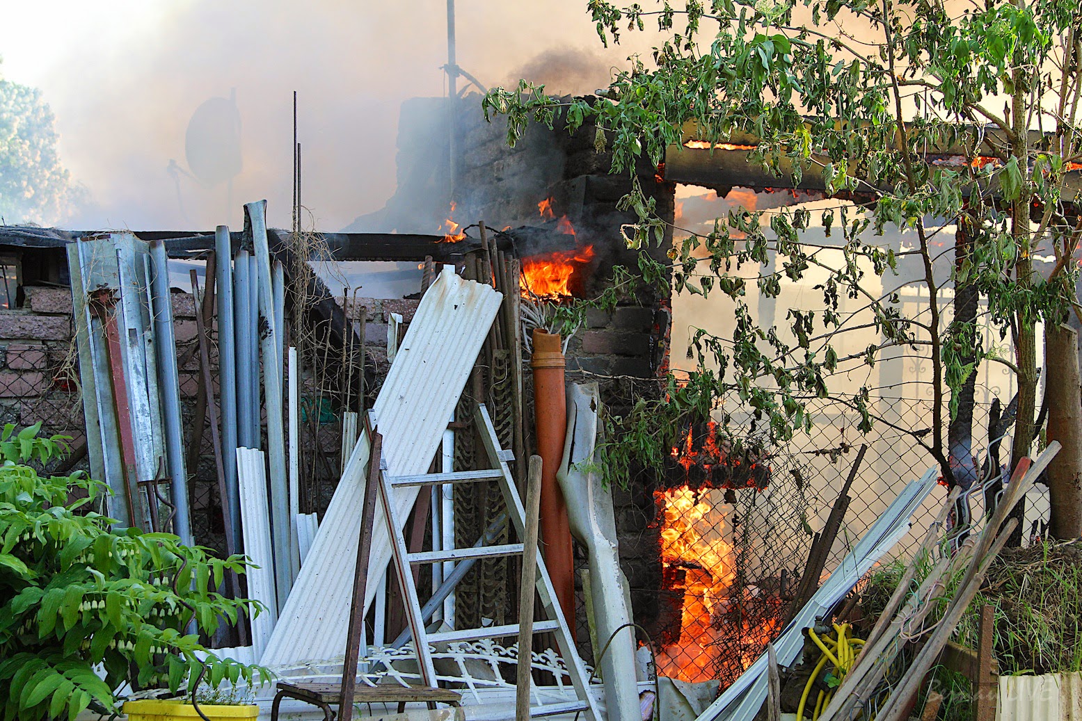 Bernau: Grosseinsatz der Feuerwehr - Bungalow Brand... 16 Bernau LIVE - Dein Stadtmagazin für Bernau bei Berlin