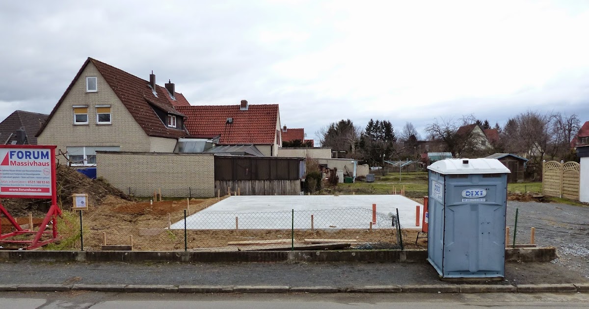 Ein Fels, ein Weg, ein Haus: die Außenwände vom Erdgeschoss