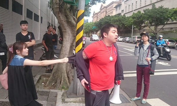 某一不知名統派團體20日上午9時2多分群聚博愛路、貴陽街口抗議;其中一人士則對警方一直嗆說,「你想怎麼樣」。 某一不知名統派團體20日上午9時2多分群聚博愛路、貴陽街口抗議;其中一人士則對警方一直嗆說,「你想怎麼樣」。