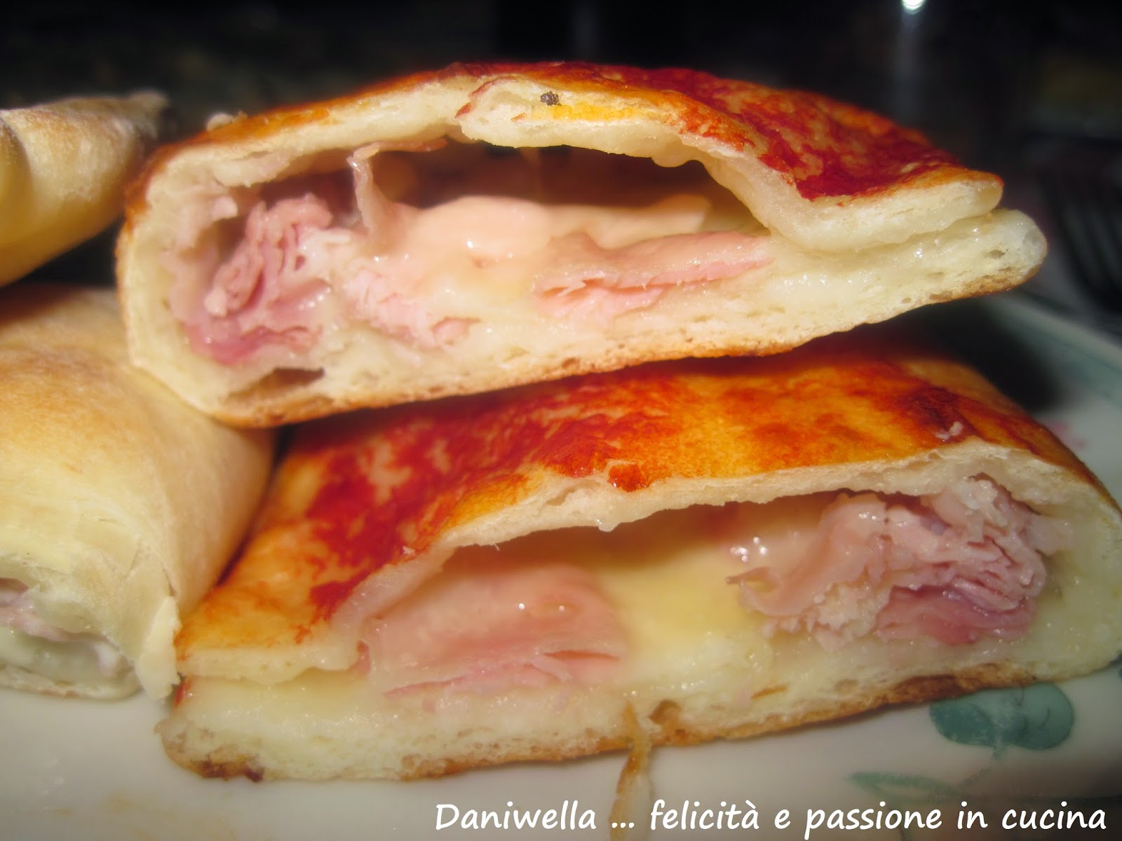 CALZONI AL FORNO CON PROSCIUTTO COTTO E MOZZARELLA E STRACCHINO PROSCIUTTO COTTO E SCAMORZA