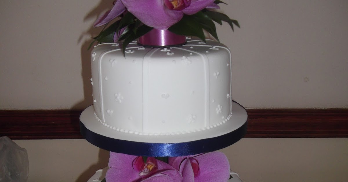Cakes By Karen: Wedding Cake with fresh Flowers