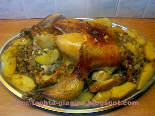 Τα φαγητά της γιαγιάς - Κοτόπουλο γεμιστό με κιμά και εντόσθια Τα φαγητά της γιαγιάς - Κοτόπουλο γεμιστό με κιμά και εντόσθια