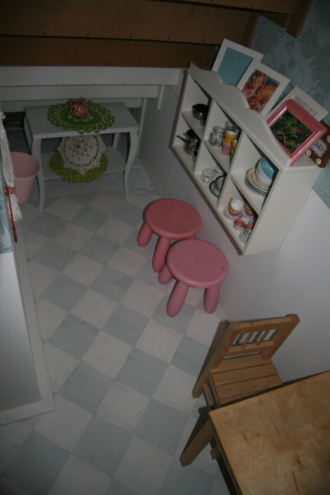 http://3.bp.blogspot.com/-DEOGdAmaRSY/UEEV3kBPJdI/AAAAAAAAAxA/9pd_Phtk6WE/s1600/Stairs+house+curtains++and+mirror+after+makeover+painting+-+work+in+progress+3.jpg