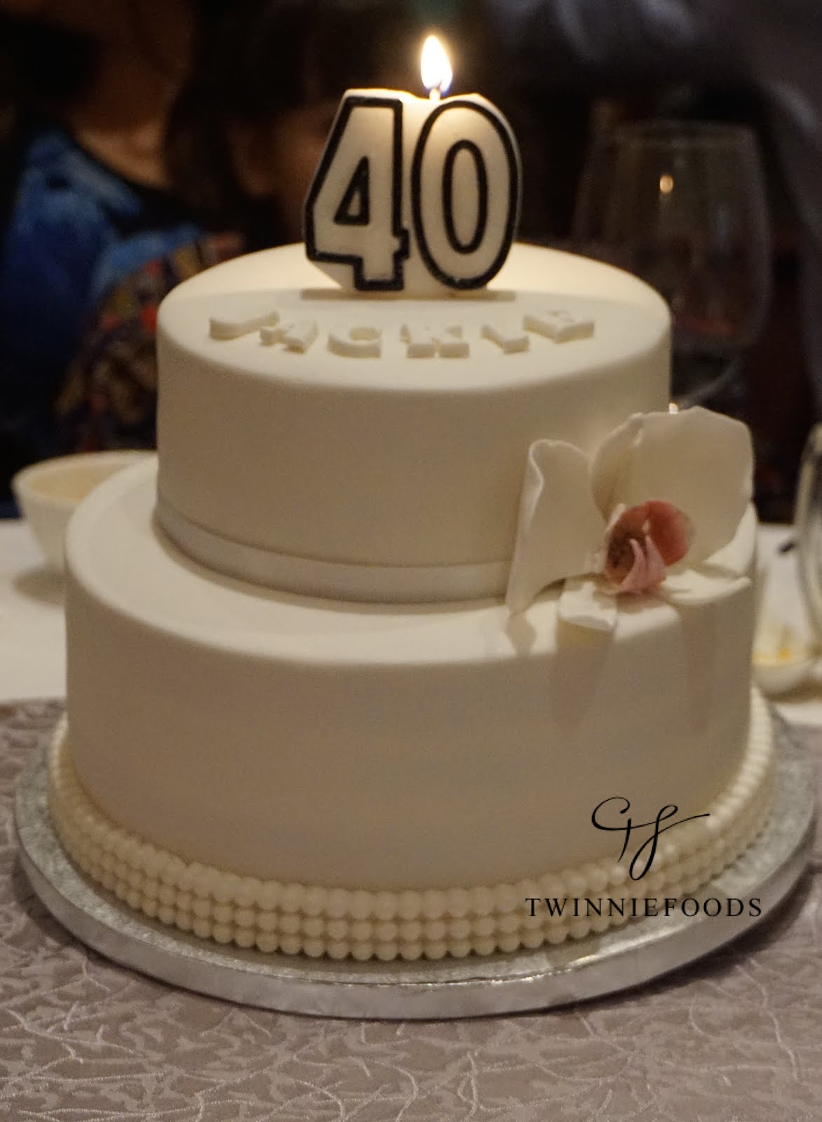 Elegant 40th Birthday Cake - TwinnieFoods