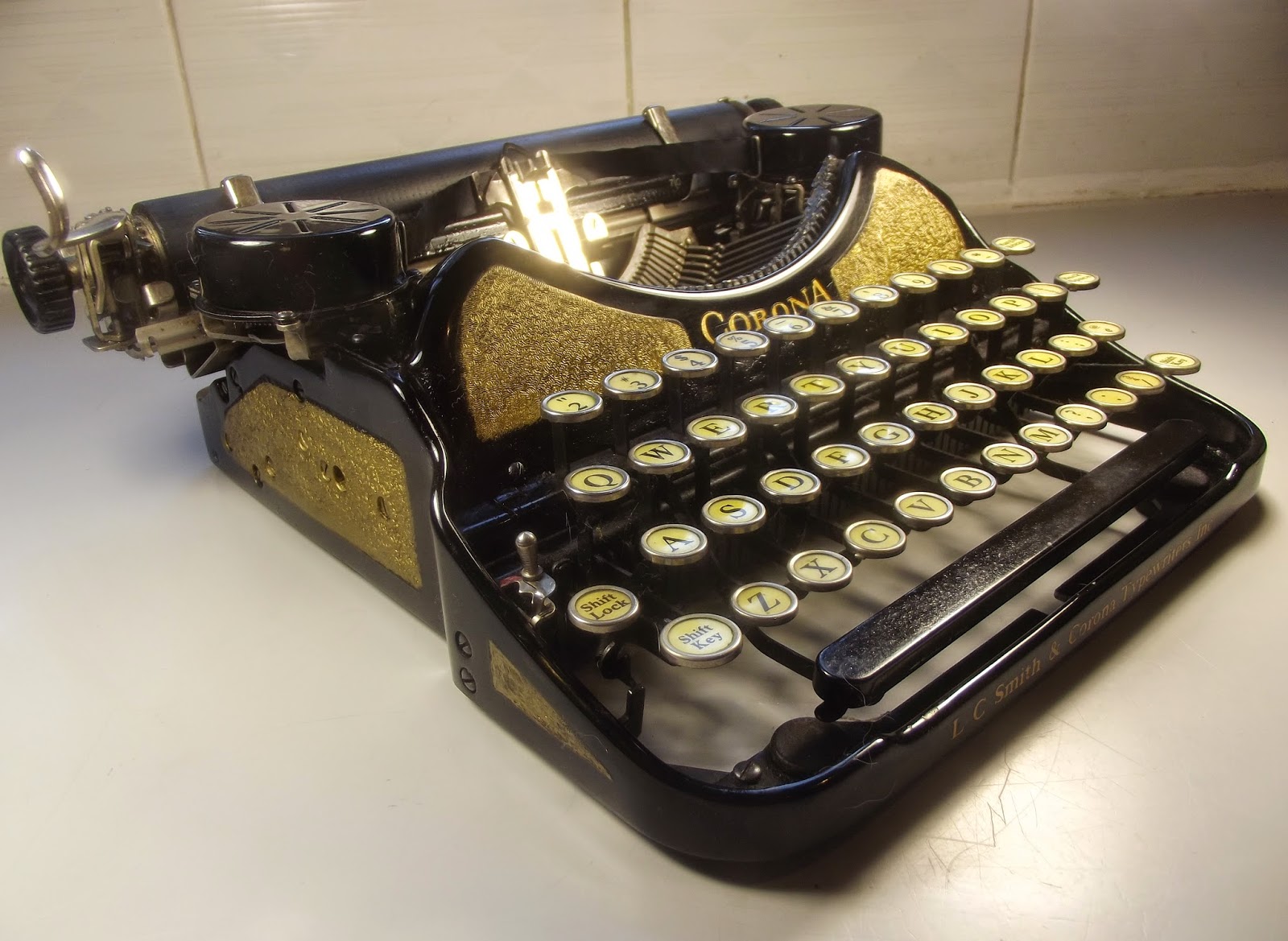 oz.Typewriter: The Beautiful and The Damned: Gold-Panelled ...