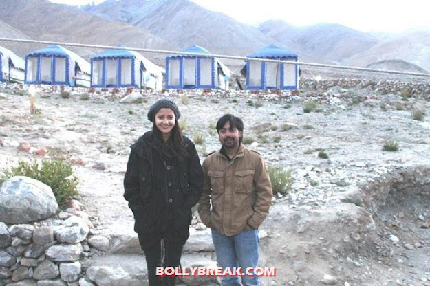 Anushka Sharma with a fan - (2) - Anushka Sharma at Jammu & Kashmir for Next Film