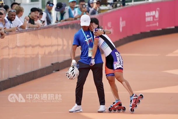2017世大運滑輪溜冰女子500公尺爭先賽決賽,中華隊陳映竹(右)以43秒699再度摘金,為中華隊拿下滑輪溜冰項目的第6金,也是中華代表團在本屆世大運的第10金。左為楊合貞不慎跌倒最後摘銅。 2017世大運滑輪溜冰女子500公尺爭先賽決賽,中華隊陳映竹(右)以43秒699再度摘金,為中華隊拿下滑輪溜冰項目的第6金,也是中華代表團在本屆世大運的第10金。左為楊合貞不慎跌倒最後摘銅。