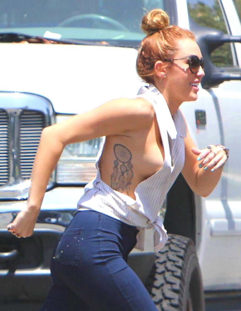 MileyCyrusSideBoob1.jpg