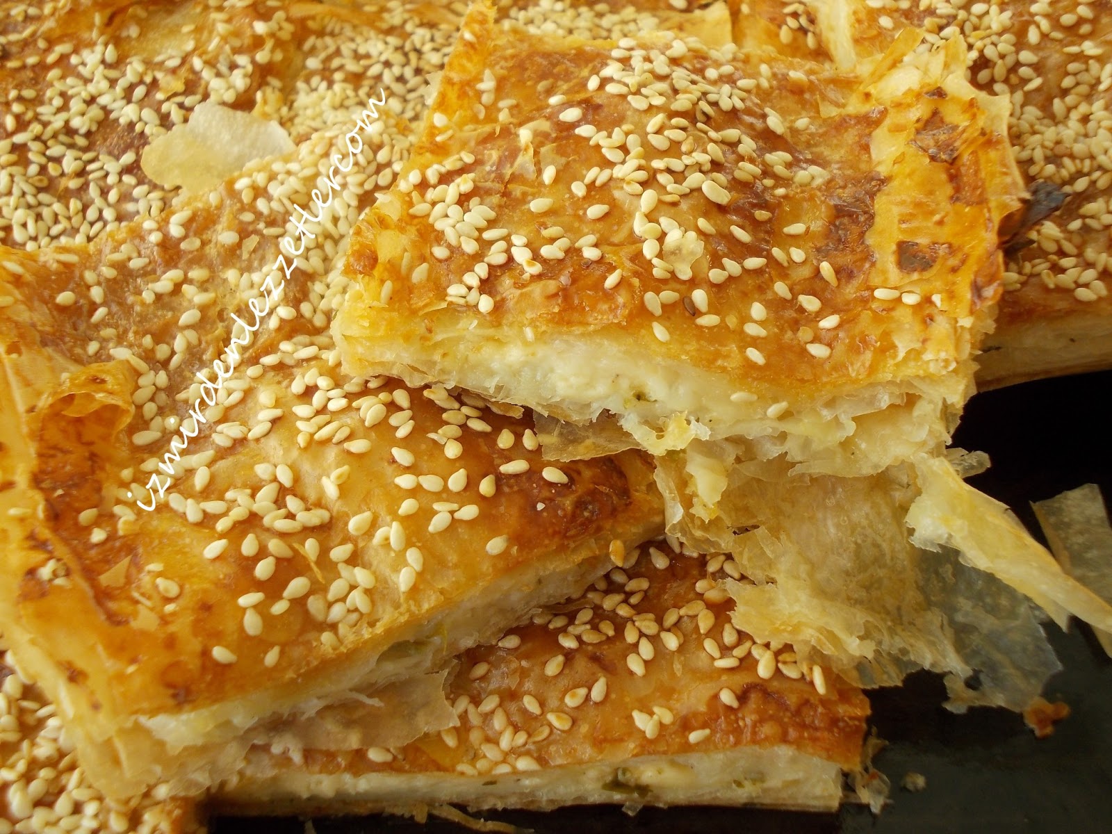 Baklava Yufkasıyla Tepsi Böreği İzmirdenlezzetler