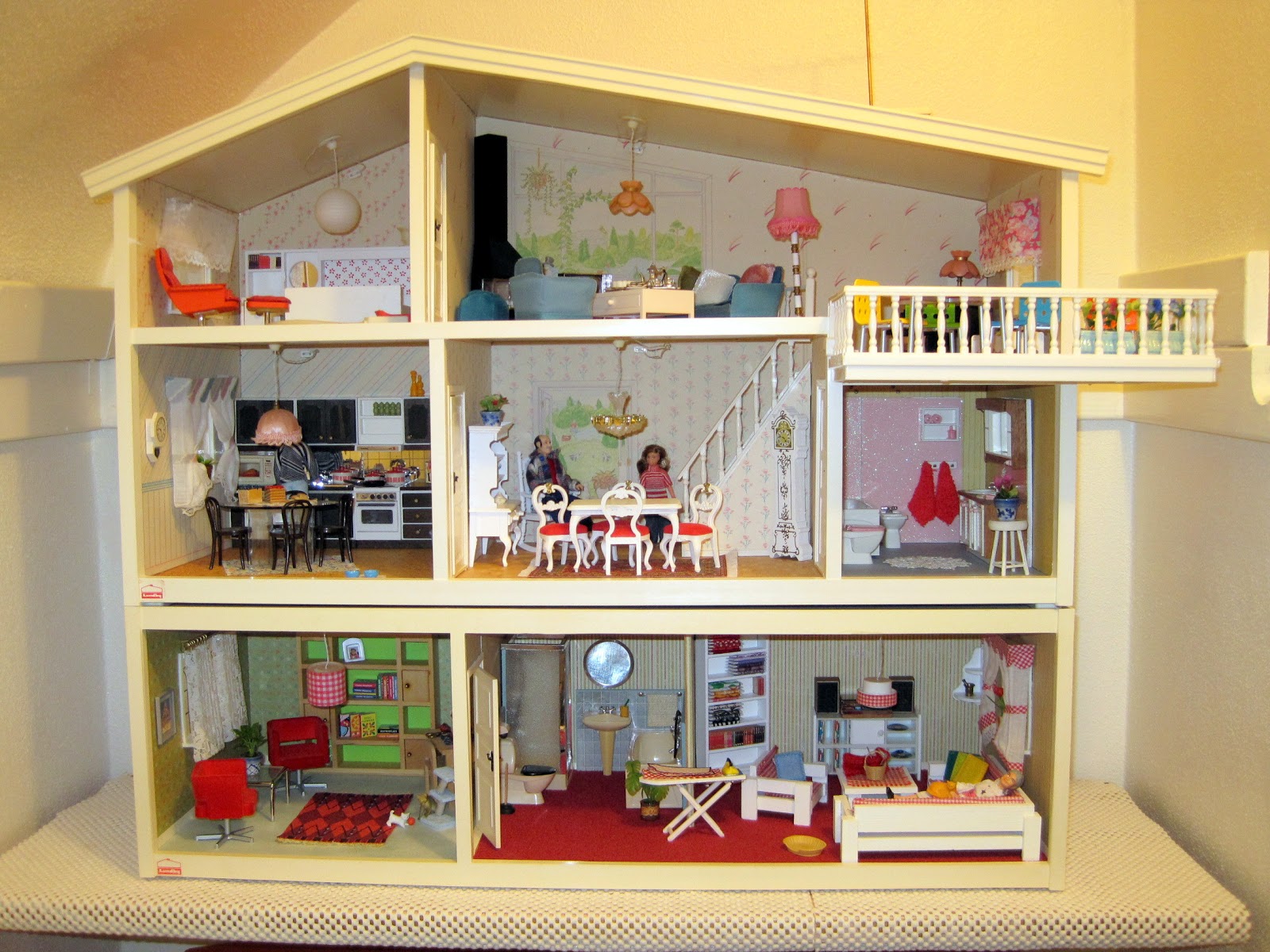 Vintage Lundby Update Houses in their new home