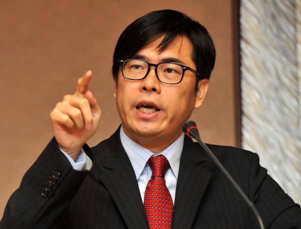 劉世芳表示,高雄及屏東立委席次將被減少一席的議題,她反對這影響高雄市民權益甚鉅的改變。 劉世芳表示,高雄及屏東立委席次將被減少一席的議題,她反對這影響高雄市民權益甚鉅的改變。