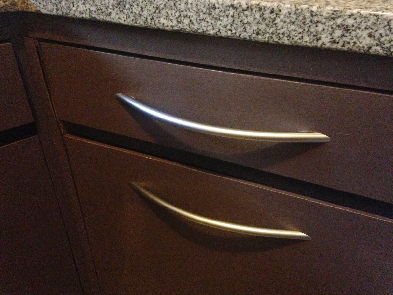 Y así se ve mi cocina hoy, las puertas pasan desapercibidas y la