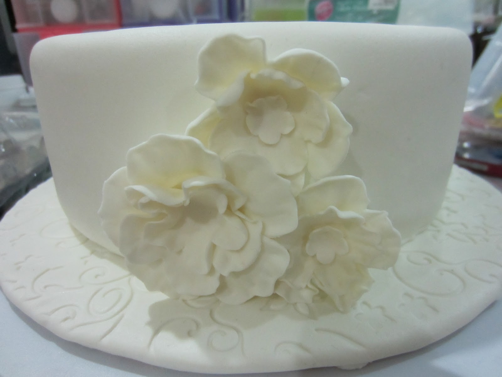 Home May'de Cakes: The Making: 2 Tier Garden Themed Wedding Cake