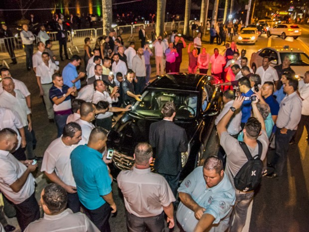 Taxistas e motoristas do Uber se envolvem em conflitos em SP e no Rio