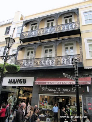 Tiendas y bonitos edificios de estilo italiano en Main Sreet Tiendas Main Street Gibraltar