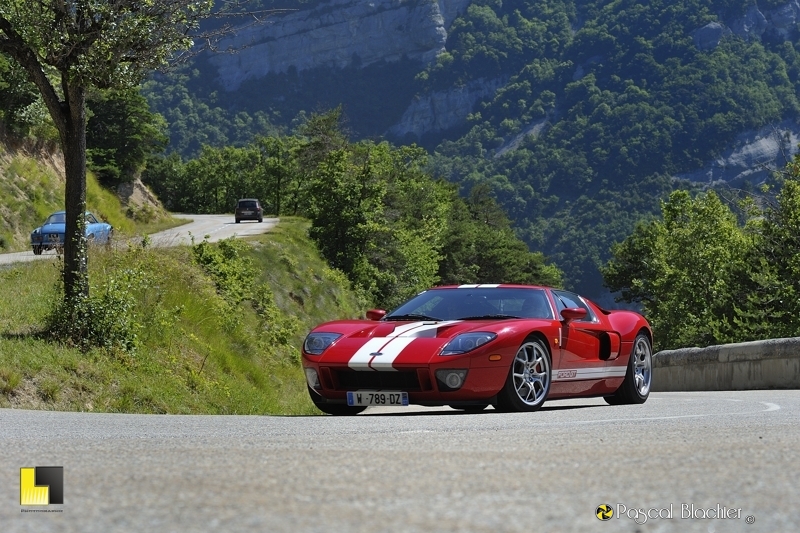 FORD GT du club des Barraagn's de Roman dans le virage photo pascal blachier