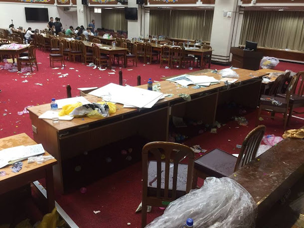 立法院19日審查前瞻特別預算,國民黨強力杯葛後,現場剩下滿桌的麵粉及滿地水球、雨衣、,桌標語等,現場一片狼籍、髒亂不堪。 立法院19日審查前瞻特別預算,國民黨強力杯葛後,現場剩下滿桌的麵粉及滿地水球、雨衣、,桌標語等,現場一片狼籍、髒亂不堪。