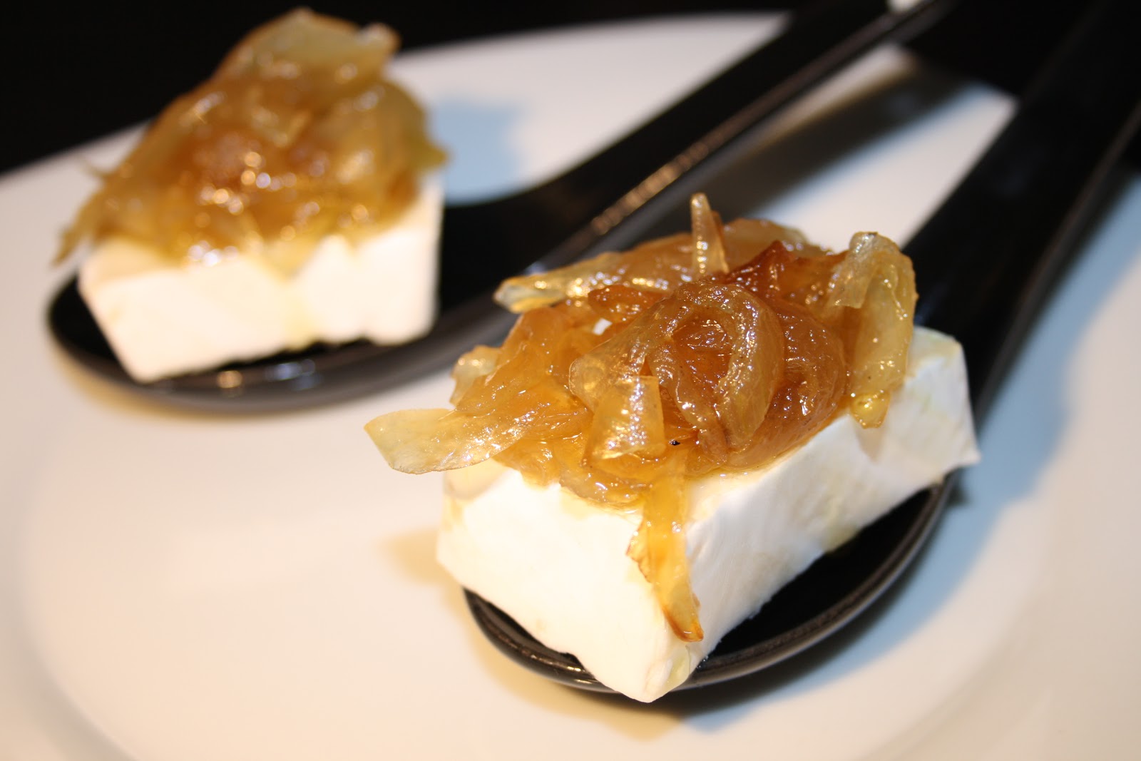 CUCHARITA DE QUESO BRIE CON CEBOLLA CARAMELIZADA