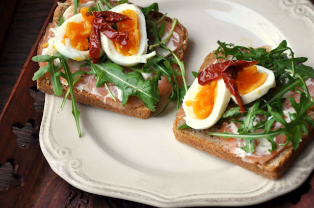 Kanapka Z Wedzonym Lososiem I Jajkiem