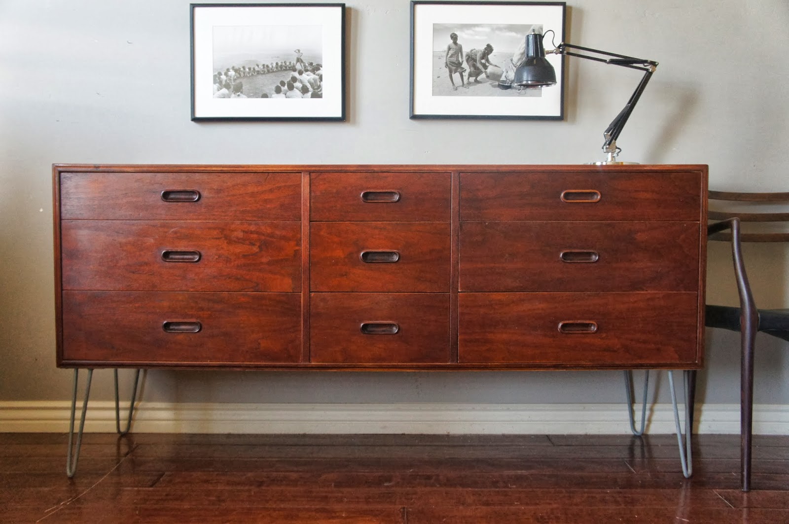 Featured image of post Mid Century Dresser Legs : Six drawers run smoothly on metal glides, offering easy access to storage for clothing and bedroom items.