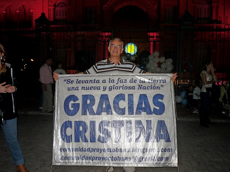 Y...como verán, el afiche que recorre el país(en manos de su creador) fue el centro de las miradas